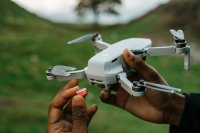 De HoverAir Versa is een camera die zelf gaat vliegen