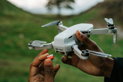 De HoverAir Versa is een camera die zelf gaat vliegen