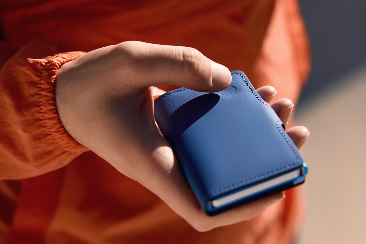 Knop op de achterkant van de Secrid Miniwallet voor telefoon vinden